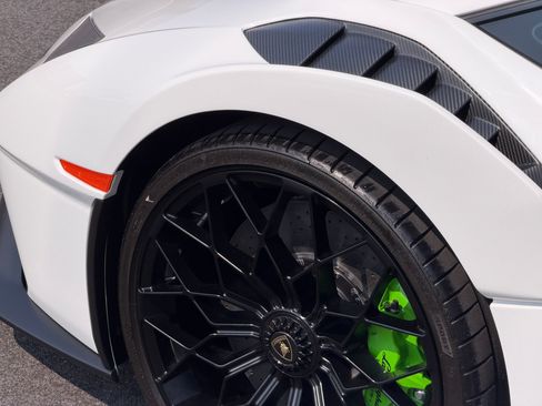 Used 2024 Lamborghini Huracan STO RWD image 22