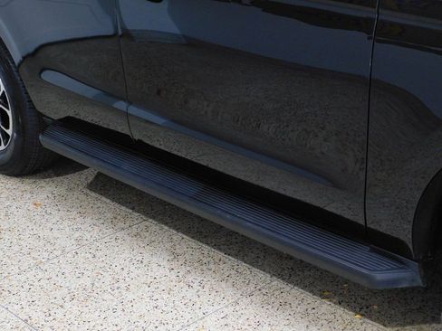 Used 2024 Ford Expedition XLT image 11