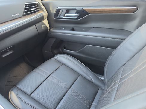 Used 2025 Chevrolet Tahoe High Country AWD/4WD image 21