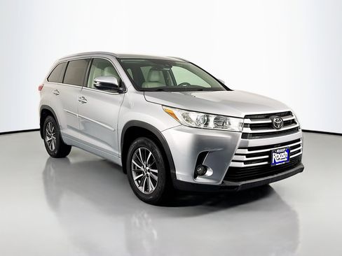 Used 2017 Toyota Highlander XLE image 3