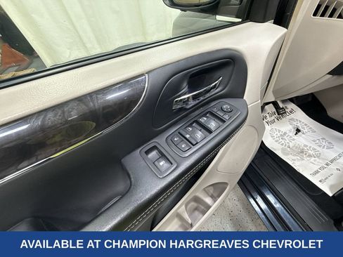 Used 2014 Chrysler Town & Country Touring-L w/ Driver Convenience Group image 32