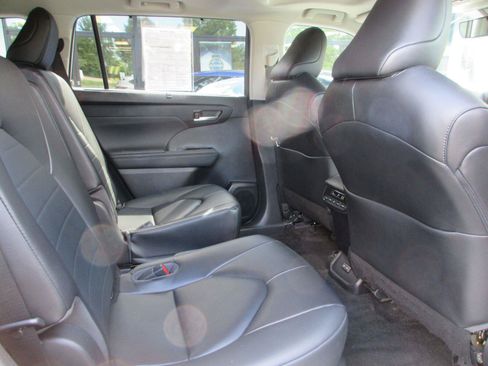 Used 2023 Toyota Highlander XLE FWD image 17
