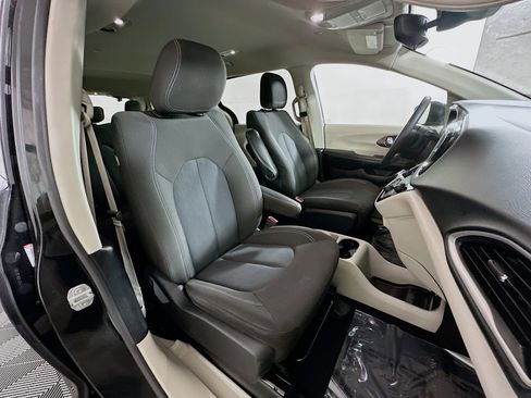 Used 2023 Chrysler Voyager LX image 27
