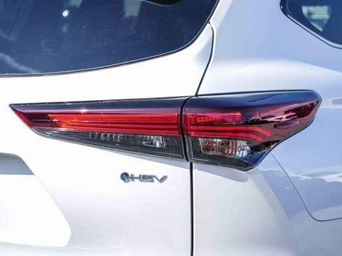 New 2026 Toyota Highlander Platinum AWD/4WD image 10
