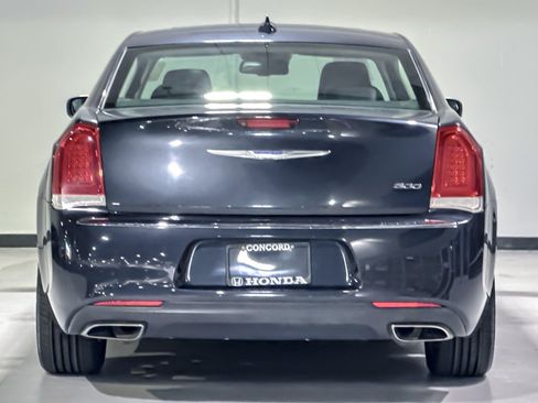 Used 2018 Chrysler 300 Limited w/ Safetytec Plus Group RWD image 9