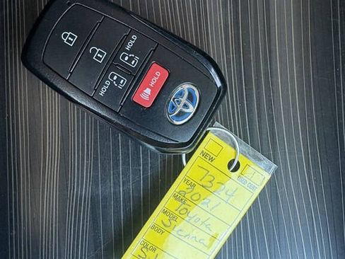 Used 2021 Toyota Sienna Limited FWD image 39