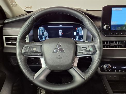 Used 2024 Mitsubishi Outlander SE image 28