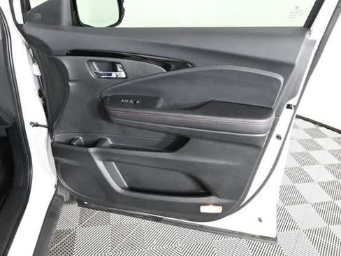 Used 2024 Honda Ridgeline Black Edition image 11