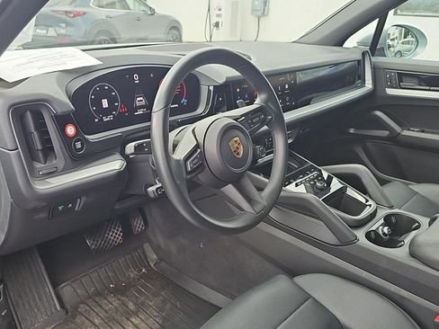 Used 2024 Porsche Cayenne AWD/4WD image 12