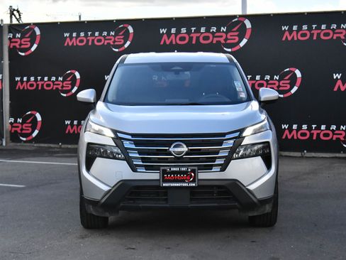 Used 2024 Nissan Rogue SV image 2