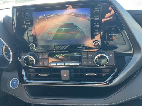 Used 2021 Toyota Highlander XLE image 19