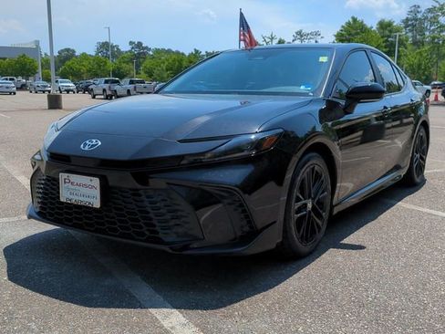 Used 2025 Toyota Camry SE FWD image 8