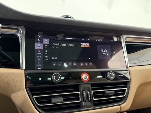 Certified 2025 Porsche Macan image 42