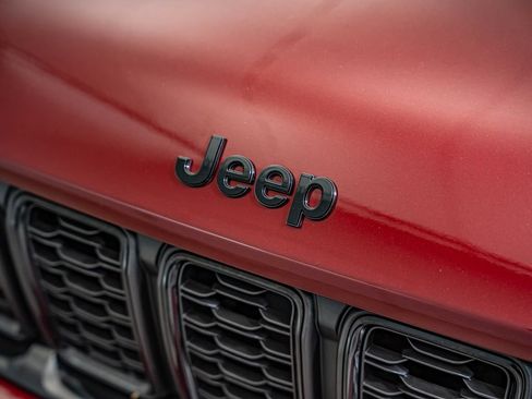 Used 2023 Jeep Grand Cherokee Altitude RWD image 12