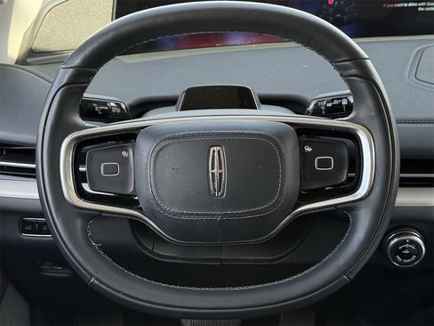 Used 2025 Lincoln Navigator Reserve image 13