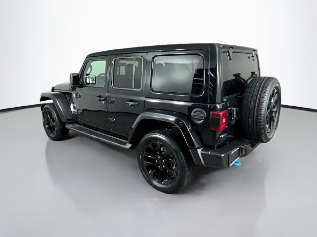 Used 2022 Jeep Wrangler Unlimited Sahara w/ Cold Weather Group AWD/4WD image 10
