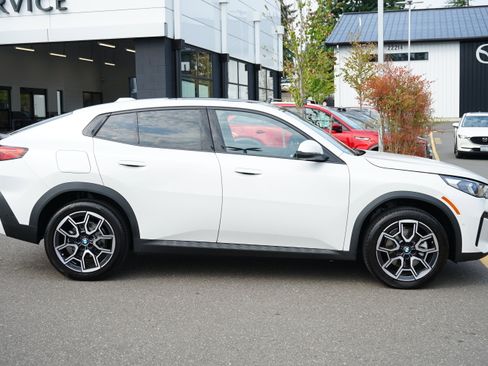 Used 2025 BMW X2 xDrive28i w/ Convenience Package image 3