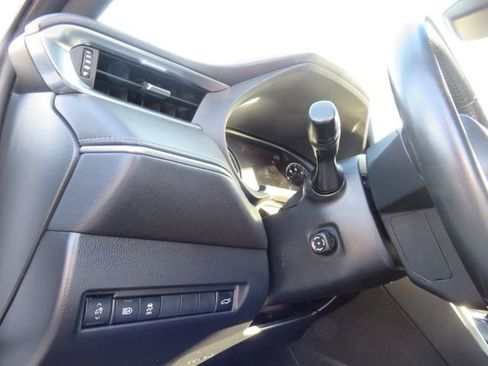 Certified 2023 Toyota Venza Nightshade image 32