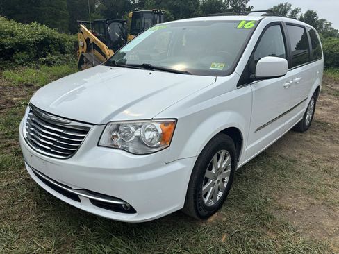 Used 2016 Chrysler Town & Country Touring FWD image 1