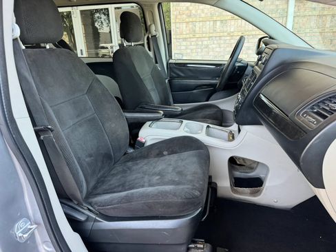 Used 2016 Dodge Grand Caravan SXT FWD image 18