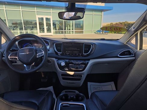Used 2023 Chrysler Pacifica Touring-L image 29