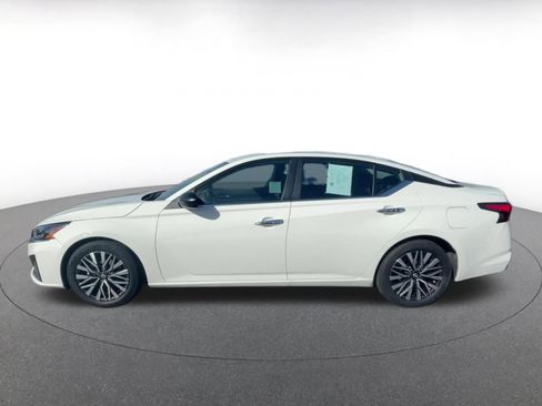 Used 2025 Nissan Altima 2.5 SV image 9