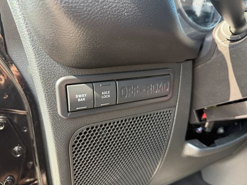 Used 2015 Jeep Wrangler Rubicon w/ Power Convenience Group AWD/4WD image 17