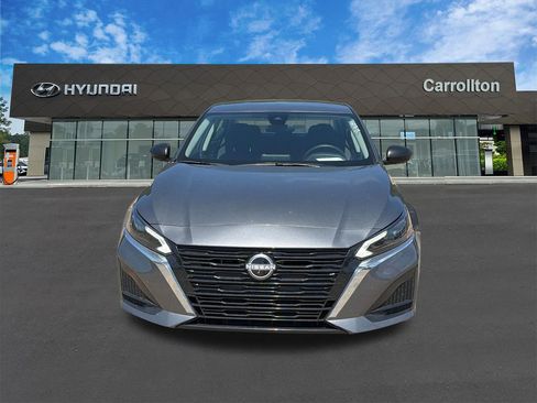 Used 2025 Nissan Altima 2.5 SV FWD image 2