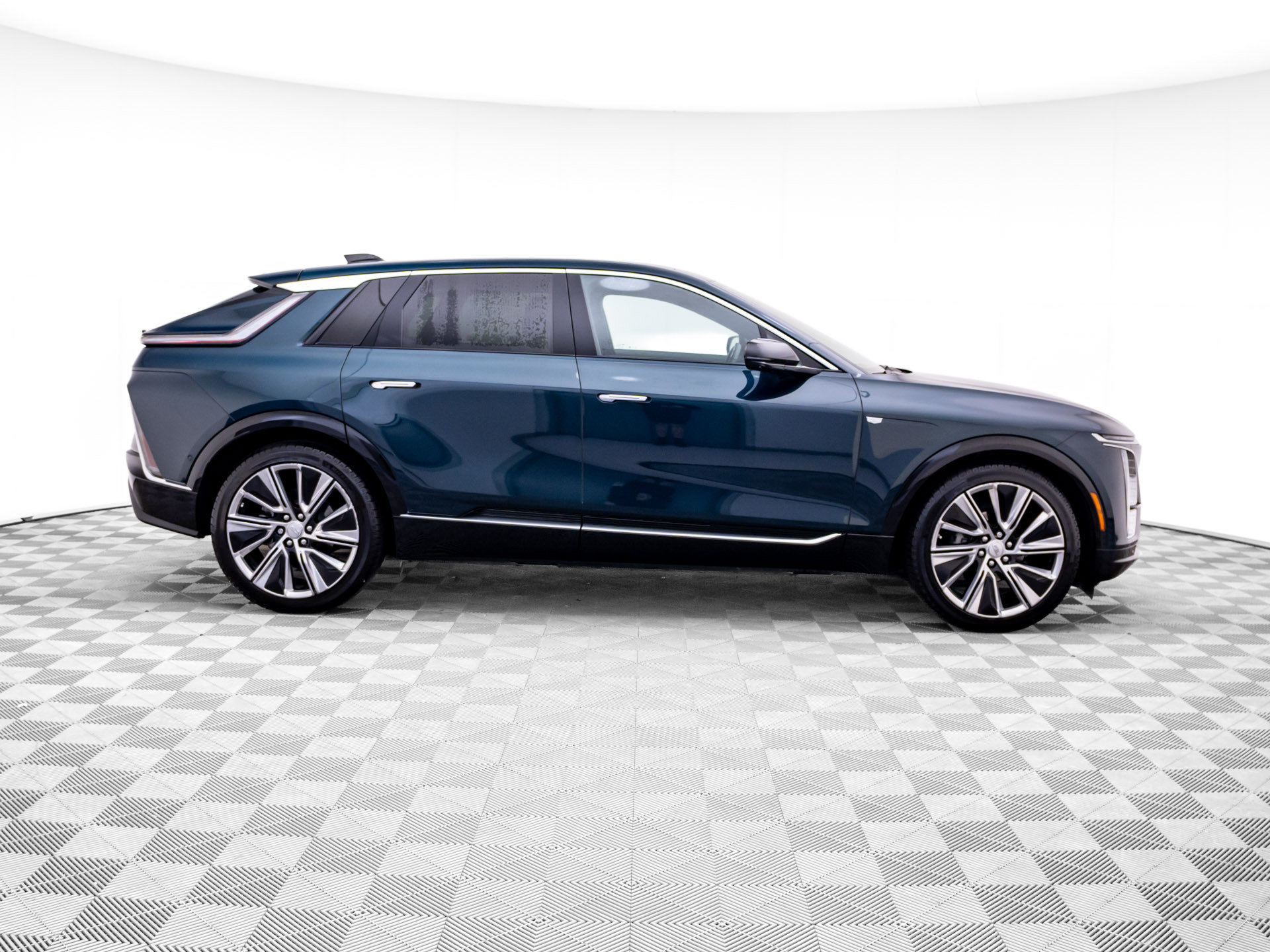 Used 2025 Cadillac Lyriq Luxury AWD/4WD image 8