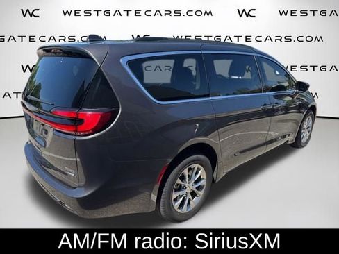 Used 2022 Chrysler Pacifica Touring-L AWD/4WD image 8