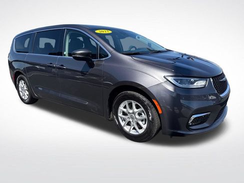 Used 2023 Chrysler Pacifica Touring-L FWD image 7