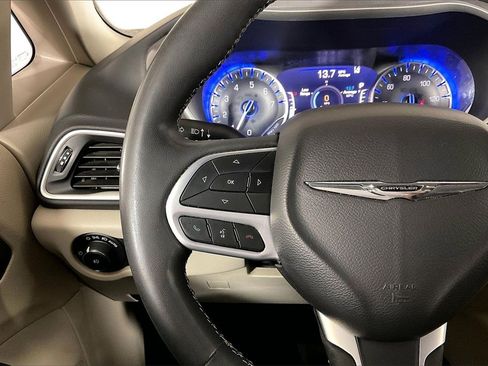 Used 2022 Chrysler Pacifica Touring-L image 18