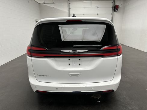 Used 2023 Chrysler Pacifica Touring-L FWD image 7
