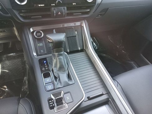 Used 2025 Lexus GX 550 w/ Accessory Package (2T) AWD/4WD image 12