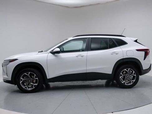 Used 2025 Chevrolet Trax LT FWD image 3