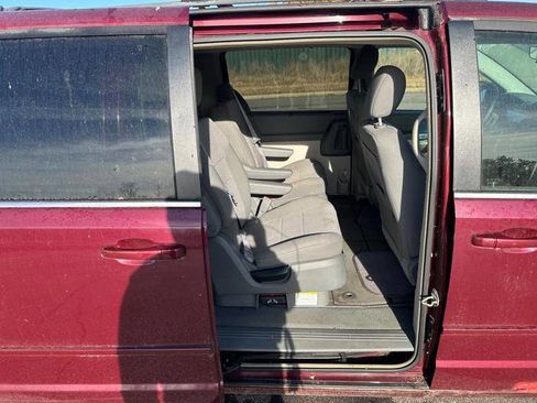 Used 2008 Chrysler Town & Country Touring w/ Family Value Group image 28