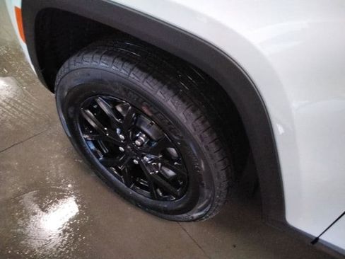 New 2026 Jeep Grand Cherokee Altitude image 21