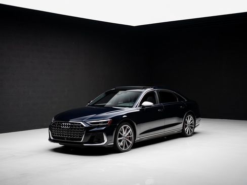 Used 2024 Audi S8 image 4