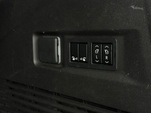 Used 2021 GMC Yukon Denali w/ Denali Ultimate Package image 11