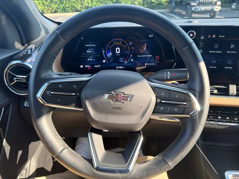 Used 2025 Chevrolet Equinox ACTIV w/ Safety and Technology Package AWD/4WD image 13