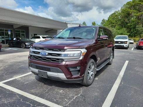 Used 2023 Ford Expedition XLT RWD image 3