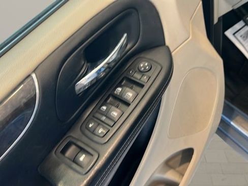 Used 2011 Chrysler Town & Country Touring-L w/ Entertainment Group #2 FWD image 8