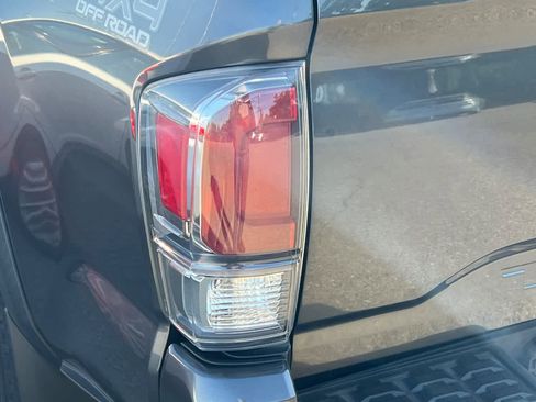 Used 2021 Toyota Tacoma TRD Off-Road w/ Technology Package AWD/4WD image 20