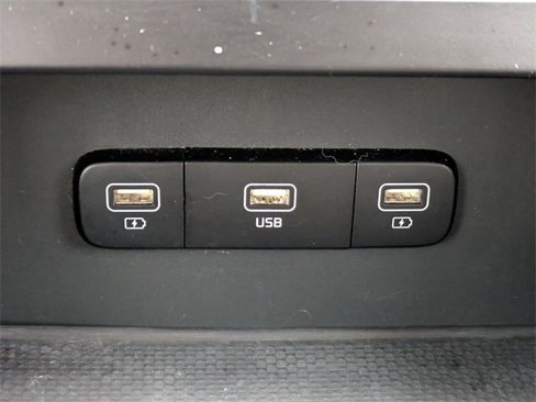 Used 2023 Kia Carnival LX image 23