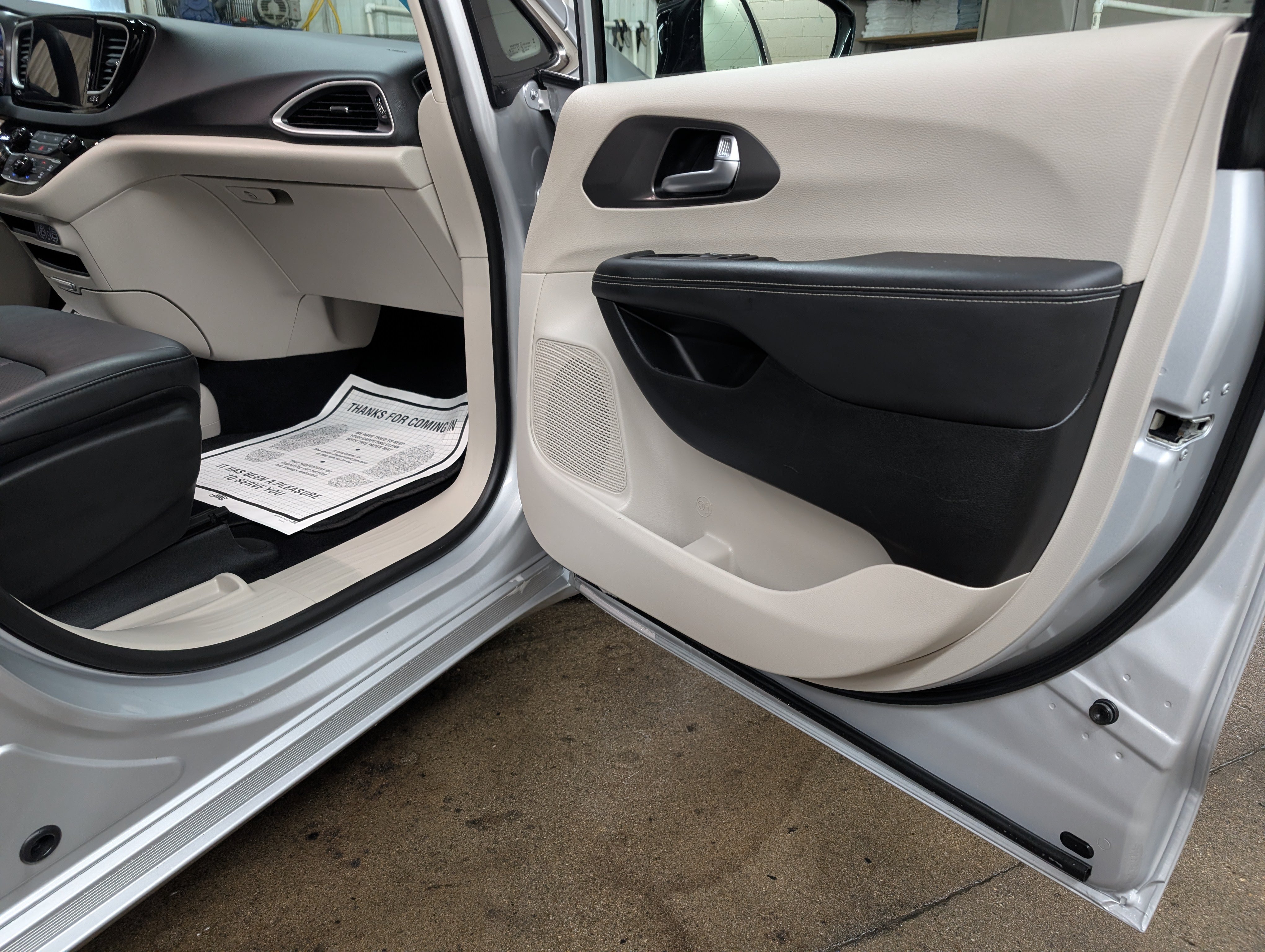 Used 2024 Chrysler Pacifica Touring-L FWD image 11