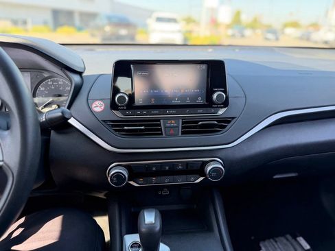 Used 2024 Nissan Altima 2.5 S FWD image 9