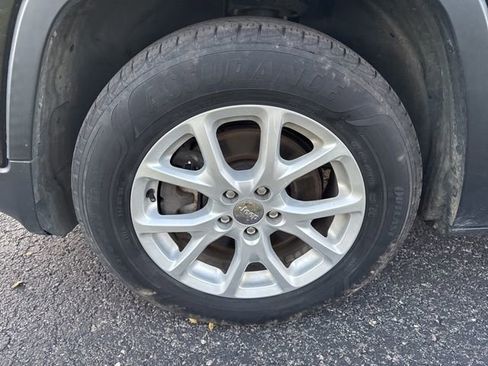Used 2016 Jeep Cherokee Latitude AWD/4WD image 9