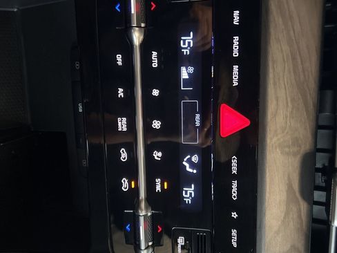 Certified 2024 Kia Carnival EX image 31