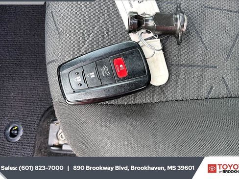 Used 2022 Toyota RAV4 XLE w/ Convenience Package AWD/4WD image 11
