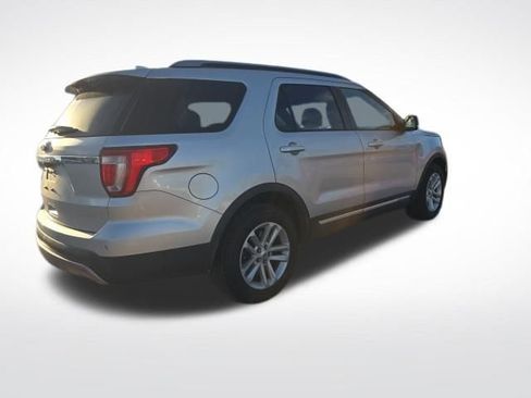 Used 2017 Ford Explorer XLT w/ Equipment Group 201A image 3